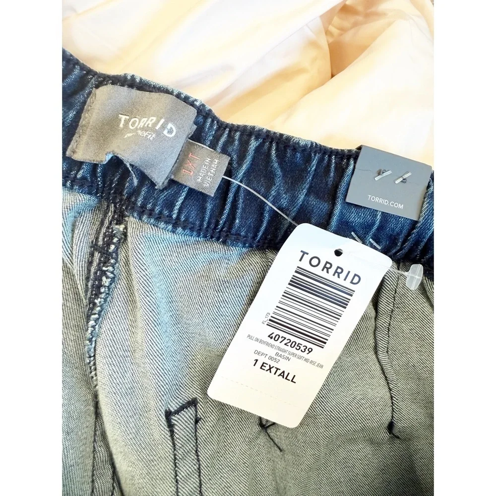 Torrid Pull-On Boyfriend Straight Mid-Rise Medium Wash Jeans, Size 1XT